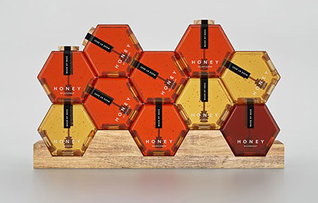 蜂蜜礼盒包装设计该怎么做？ 蜂蜜的第一感觉应该是甜的，第二感觉应该是绿色健康的，因此在设计蜂蜜的外包装时，必须积极地围绕这两个元素进行扩展，并且其中包含的内容非常广泛。例如，为了强调甜味，可以直接匹配蜂蜜的图片，因为蜂蜜本身感觉很甜。如果上面有蜂蜜的图片，第一个将让人们知道这种蜂蜜的具体质量。其次是使人们立即认为这个东西有甜美的感觉，然后它可能因此吸引顾客。